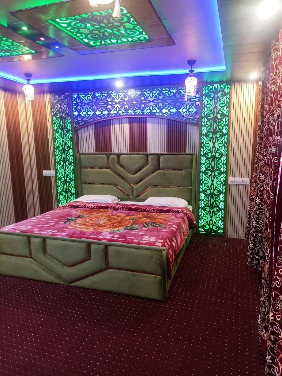 Backyard Stays With Dal Lake View Srinagar  Exterior photo